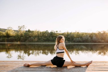 pratik Yoga açık havada güzel genç kadın