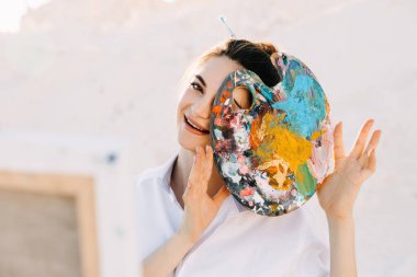 Kum havuzunda güzel bir ressam kadın