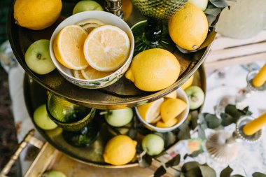 Modaya uygun masa düzeninde olgun limonlardan yakın çekim.