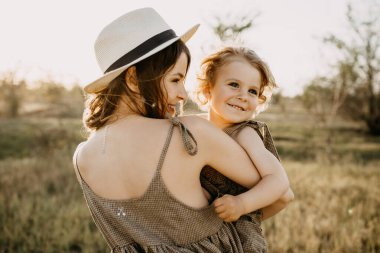 Güzel, mutlu anne ve oğul doğada birlikte vakit geçiriyorlar.