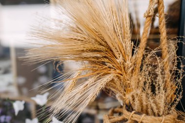 Düğün dekoru olarak buğday kulaklı yakın çekim.