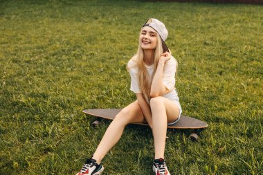 Sokakta uzun bir sörf tahtası olan güzel bir kadın.