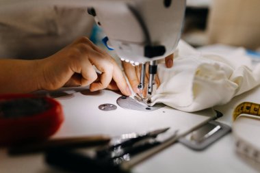 Atölyede terzinin gelinlik dikerken çekilmiş bir fotoğrafı.