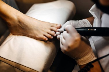 Güzellik salonundaki müşteriler için profesyonel pedikür prosedürünün yakın plan çekimi