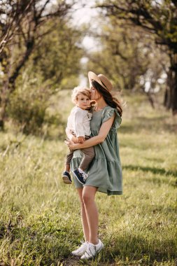 Güzel, mutlu anne ve oğul doğada birlikte vakit geçiriyorlar.