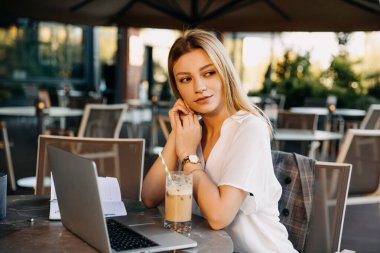 Restoranda çalışan genç ve güzel bir iş kadını.