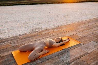 pratik Yoga açık havada güzel genç kadın