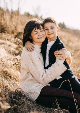 Güzel, mutlu anne ve oğul doğada birlikte vakit geçiriyorlar.