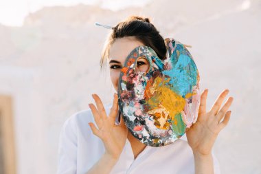 Kum havuzunda güzel bir ressam kadın