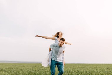 Güzel genç bir çift genç adam ve kadın birlikte doğada vakit geçiriyorlar.