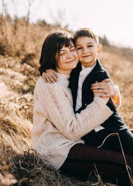 Güzel, mutlu anne ve oğul doğada birlikte vakit geçiriyorlar.