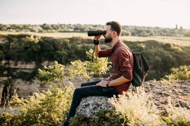 Yakışıklı bir gencin portresi.