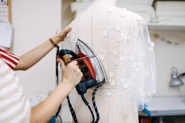 Atölyede gelinliği ütülerken çekilmiş bir fotoğraf.