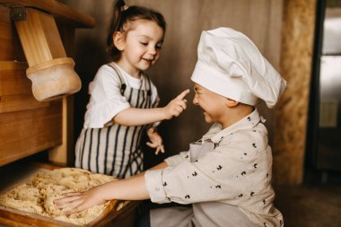 Ağabey ve abla hamur işi için mısır hazırlıyor.