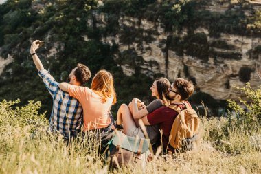 Bir grup arkadaş doğada birlikte vakit geçiriyorlar.