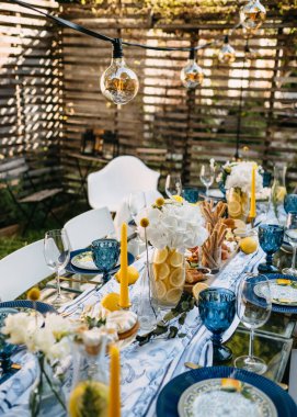 Güzel bir düğün masasının yakın plan çekimi.