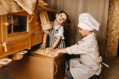 Ağabey ve abla hamur işi için mısır hazırlıyor.