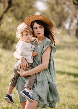 Güzel, mutlu anne ve oğul doğada birlikte vakit geçiriyorlar.