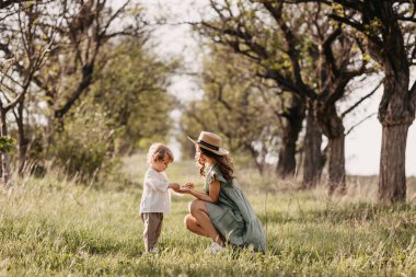 Güzel, mutlu anne ve oğul doğada birlikte vakit geçiriyorlar.