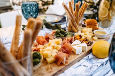 Güzel bir düğün masasının yakın plan çekimi.