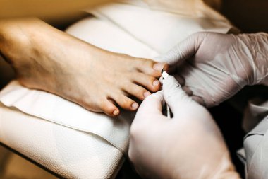 Güzellik salonundaki müşteriler için profesyonel pedikür prosedürünün yakın plan çekimi