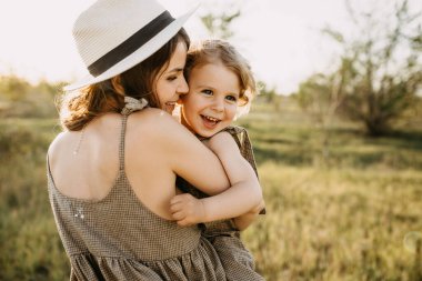 Güzel, mutlu anne ve oğul doğada birlikte vakit geçiriyorlar.