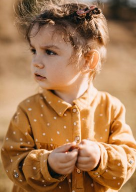 Doğada şık giyinmiş sevimli küçük kız.