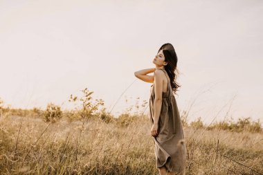 Sahada giyinmiş güzel bir genç kadının portresi