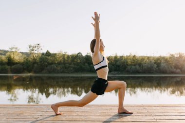 pratik Yoga açık havada güzel genç kadın