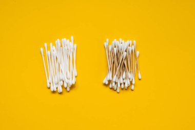 Sarı arkaplanda ahşap ve plastik çubuklar