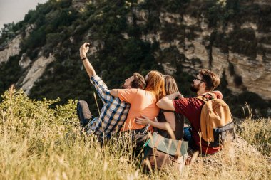 Bir grup arkadaş doğada birlikte vakit geçiriyorlar.