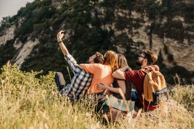 Bir grup arkadaş doğada birlikte vakit geçiriyorlar.