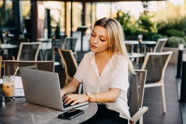 Restoranda çalışan genç ve güzel bir iş kadını.