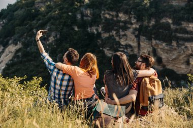 Bir grup arkadaş doğada birlikte vakit geçiriyorlar.