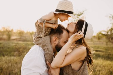 Güzel, genç bir aile doğada birlikte vakit geçiriyor.