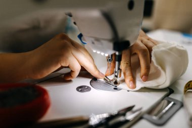 Atölyede terzinin gelinlik dikerken çekilmiş bir fotoğrafı.