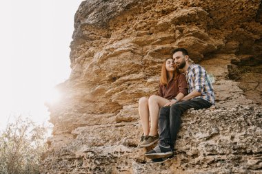 Güzel genç bir çift genç adam ve kadın birlikte doğada vakit geçiriyorlar.