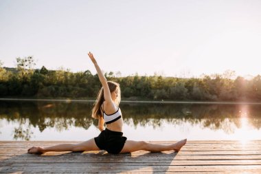 pratik Yoga açık havada güzel genç kadın