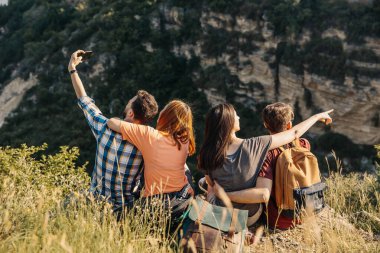 Bir grup arkadaş doğada birlikte vakit geçiriyorlar.