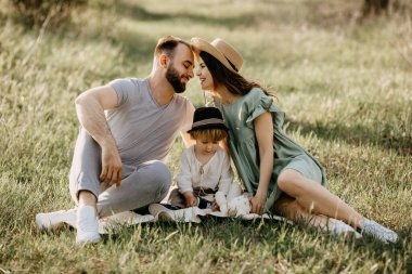 Güzel, genç bir aile doğada birlikte vakit geçiriyor.