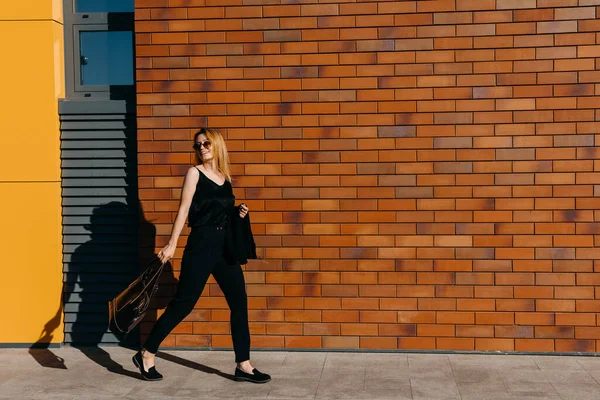 Hermosa Mujer Joven Calle Frente Pared Ladrillo Rojo — Foto de Stock