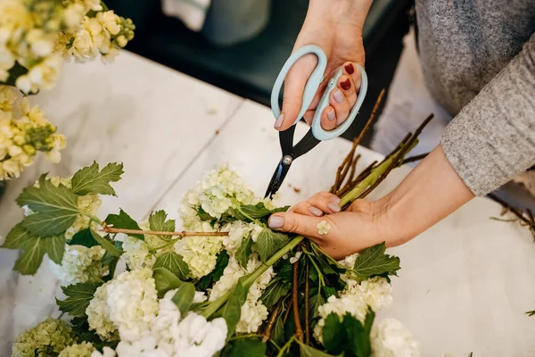 Beskärda Skott Florist Gör Vackra Lila Bukett — Stockfoto