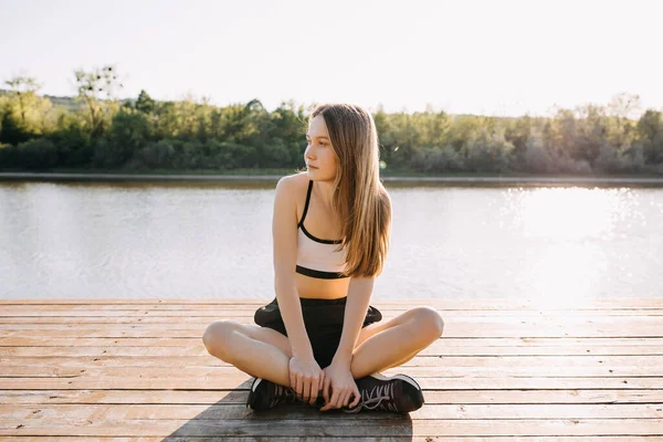 Hermosa Joven Que Relaja Orilla Del Río Ropa Deportiva Después — Foto de Stock