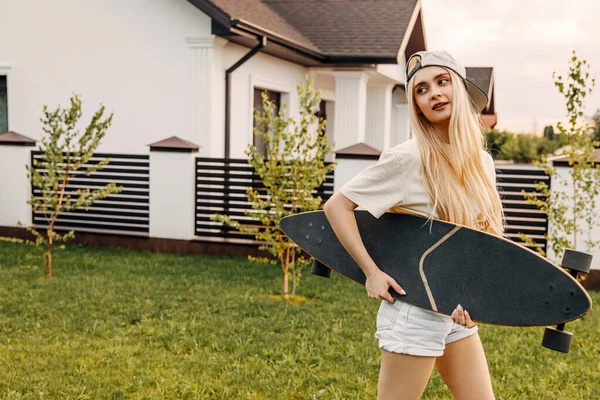 Hermosa Joven Con Tabla Larga Calle — Foto de Stock