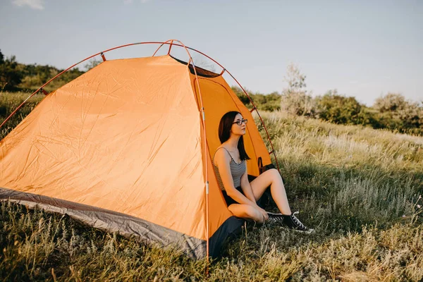Belle Jeune Femme Assise Dans Une Tente Camping Sur Nature — Photo