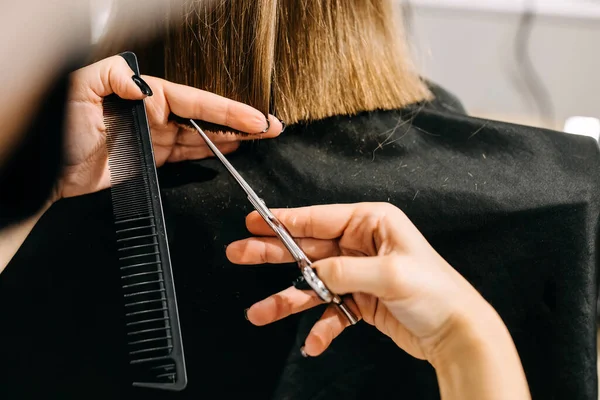 Coiffeur Coupe Les Cheveux Femme Dans Salon — Photo