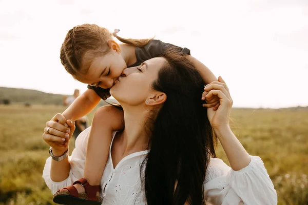 Vacker Lycklig Mor Och Barn Tillbringa Tid Tillsammans Naturen — Stockfoto