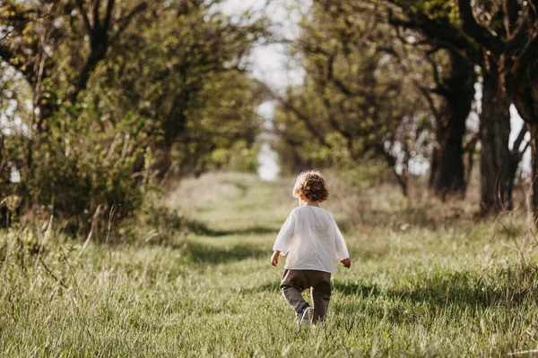 Adorável Menino Roupas Elegantes Natureza — Fotografia de Stock