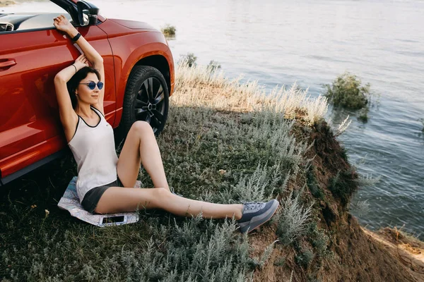 Güzel Genç Bir Kadın Yaz Tatilinde Araba Yolculuğuna Çıkıyor Doğada — Stok fotoğraf