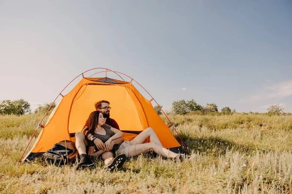 Hermosa Joven Pareja Jóvenes Hombre Mujer Pasar Tiempo Juntos Naturaleza —  Fotos de Stock